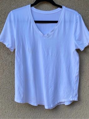 lululemon athletica Women's White V-Neck Short Sleeve Tee - Classic Fit